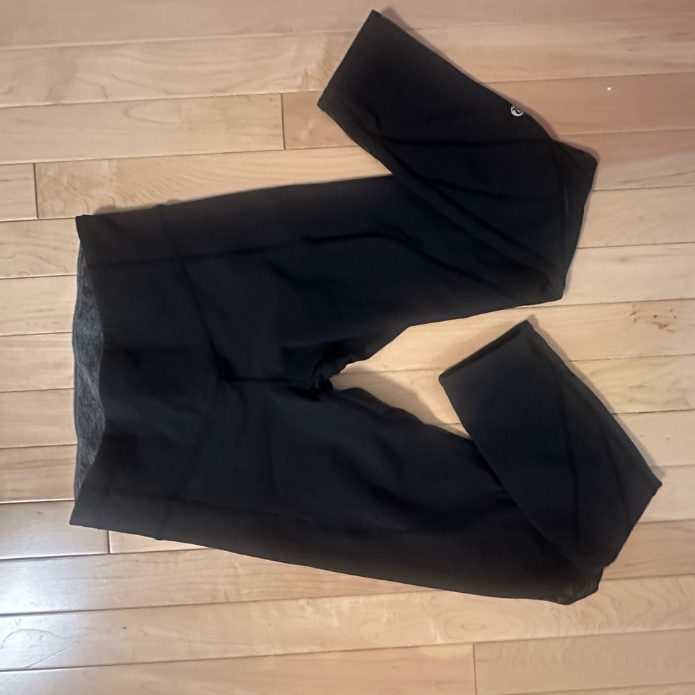 Lululemon cropped black tights/ leggings with mesh panel on the legs size 4, EUC